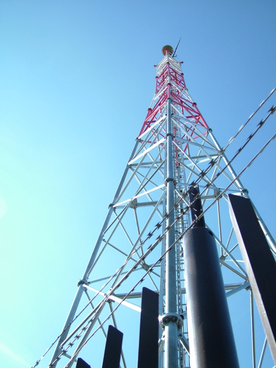 Zulovy vrch - vez.jpg - Stavba věže na monitorování rádiového spektra (jinak řečeno - rušička). Výstavba se prováděla včetně přístupové cesty z Rudolfova
